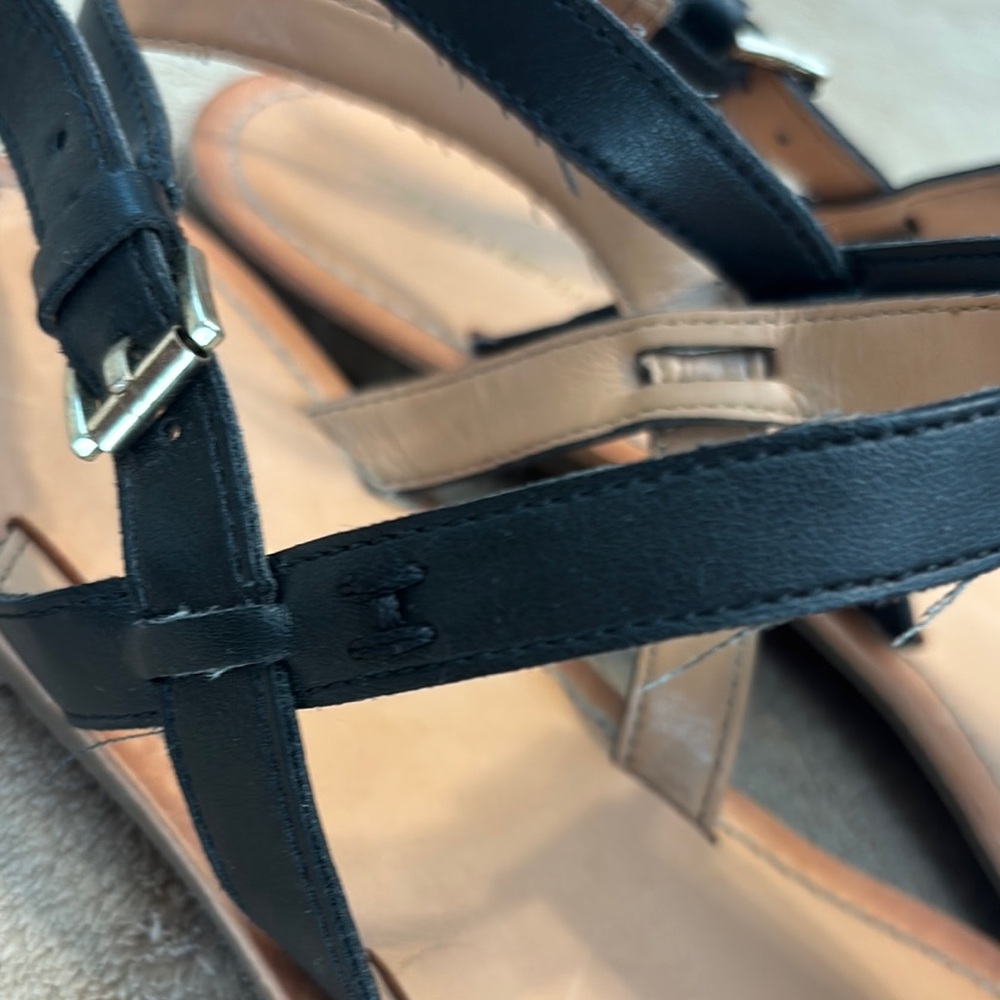 EUC Tommy Hilfiger Black Twlibby and Tan T-Strap Sandals - Size 8.5 - Picture 4 of 8